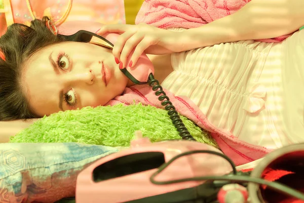 Девушка с розовым телефоном — стоковое фото