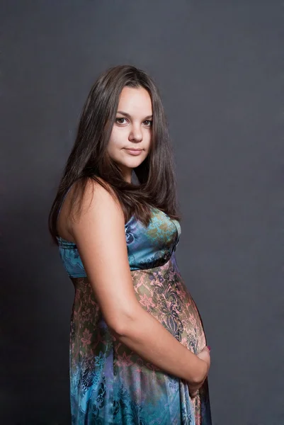Mamă tânără în rochie versicoloră — Fotografie, imagine de stoc