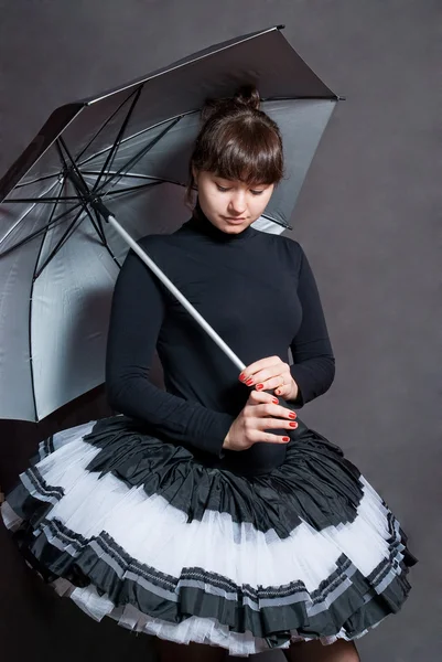 Bailarina Belleza Con Paraguas Plateado Sobre Fondo Gris — Foto de Stock
