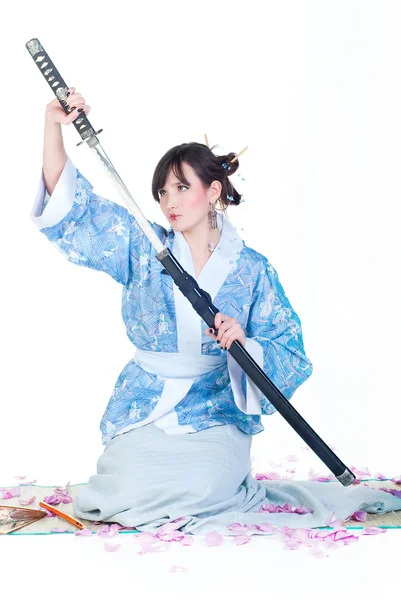 与武士刀被隔绝在白色背景上的蓝色和服的美女艺伎 — 图库照片