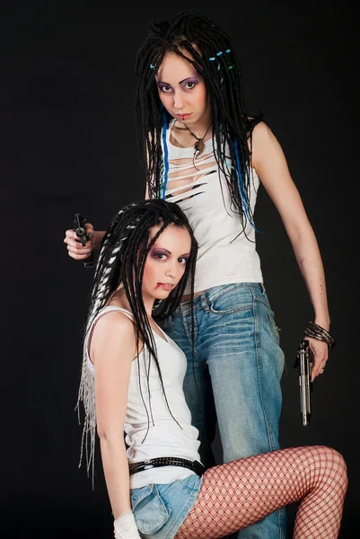Zwei Weiße Mädchen Mit Handfeuerwaffen Auf Schwarzem Hintergrund — Stockfoto