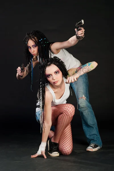 Dwa Białe Dziewczyny Ręczną Czarnym Tle Jedna Dziewczyna Tatuazy Rękę — Zdjęcie stockowe