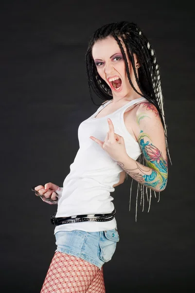 Dziewczynka Ekspresyjny Knuckleduster Tatuazy Rękę — Zdjęcie stockowe