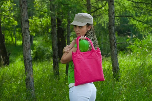 Девушка с розовой сумкой — стоковое фото