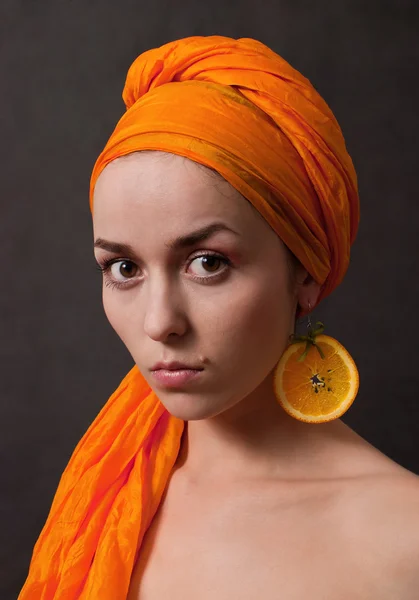 Beauty Girl Orange Headscarf Fruit Earring Gray Background — Stock Photo, Image