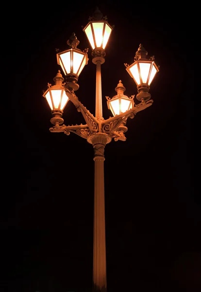 用五个灯在夜间的老式灯笼 — 图库照片