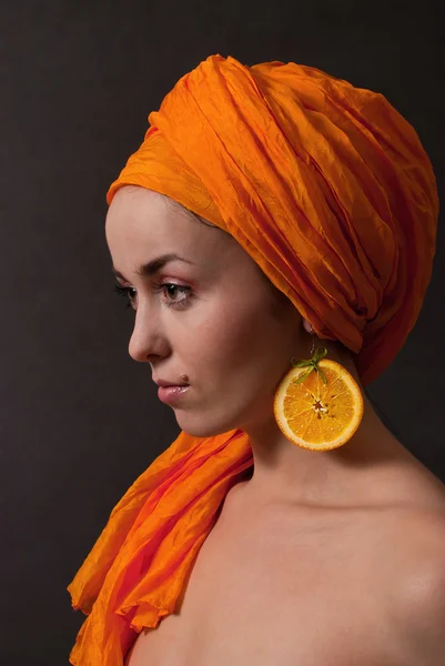 Ομορφιά Κορίτσι Πορτοκαλί Σκουλαρίκι Μαντίλα Και Φρούτων Φόντο Γκρι — Φωτογραφία Αρχείου
