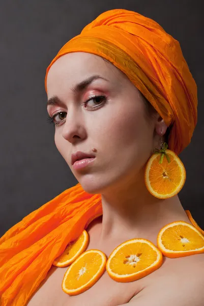 Skönhet Flicka Med Orange Huvudduk Och Frukt Halsband Grå Bakgrund — Stockfoto