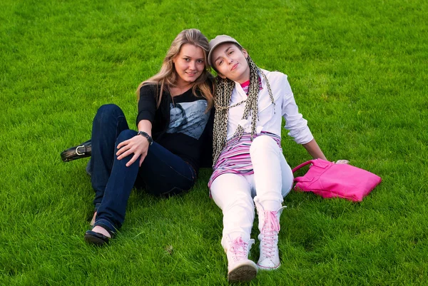Two Beauty Female Friends Sit Green Grass — Stock Photo, Image
