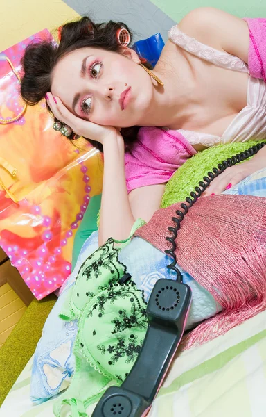 Traurige Schönheit Mädchen Mit Telefon Auf Dem Bett — Stockfoto