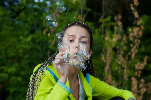 Девушка Красавица Мыльные Пузыри Фоне Природы — стоковое фото
