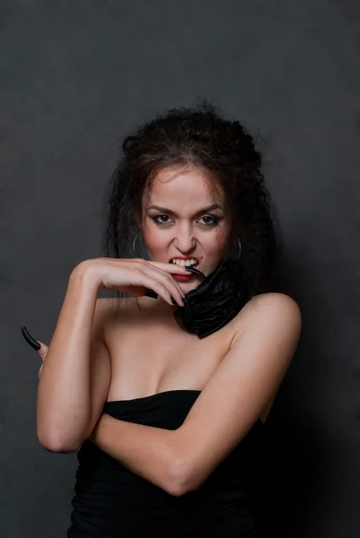 Fiatal Boszorkány Fekete Szépség Nails Mosolyog Szürke Háttér — Stock Fotó
