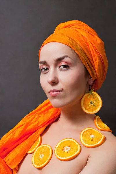 Menina com lenço de cabeça laranja — Fotografia de Stock