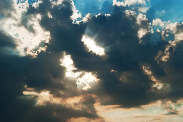 Raggi Luce Che Sfondano Nube Oscura Cumulus — Foto Stock