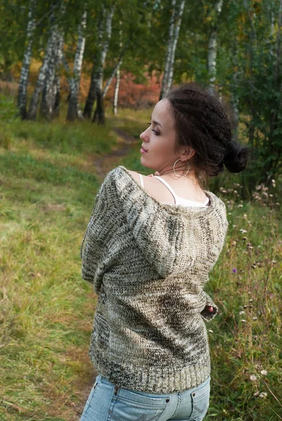 Dívka s stéblo trávy — Stock fotografie