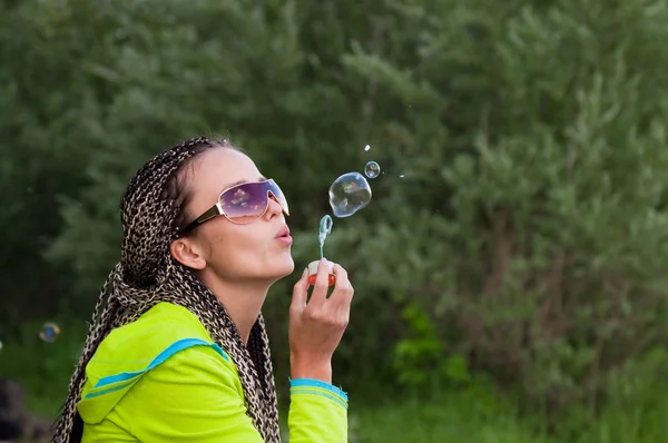 Schönheit Mädchen Bauch Seifenblasen Auf Natur Hintergrund — Stockfoto