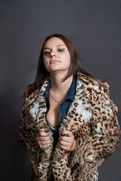 Menina sexy no casaco de pele — Fotografia de Stock