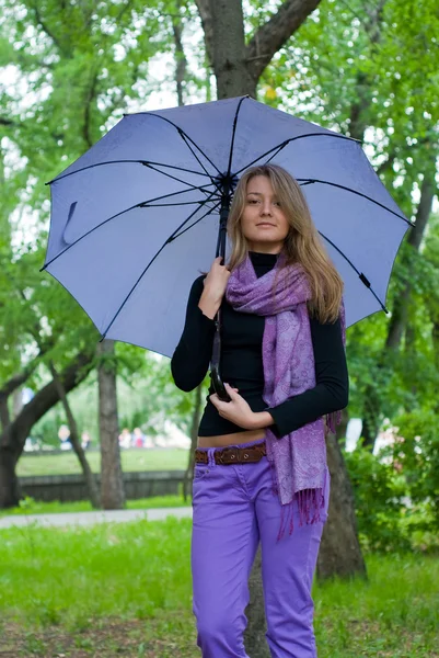 Meisje met paraplu en sjaal — Stockfoto