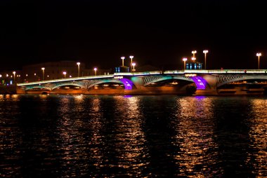 st. petersburg şehrinde gece köprü
