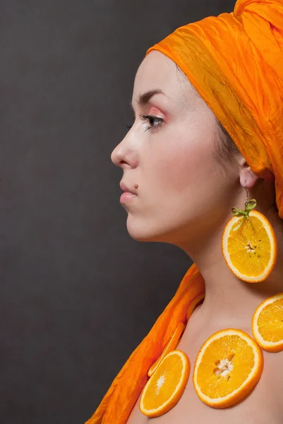 Ομορφιά Κορίτσι Πορτοκαλί Κολιέ Μαντίλα Και Φρούτα Γκρι Φόντο — Φωτογραφία Αρχείου