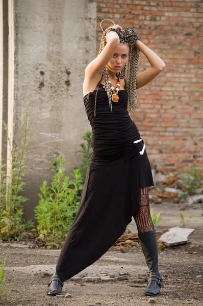 Κορίτσι Της Μόδας Μαύρο Φόρεμα Για Βρώμικο Βιομηχανική Ιστορικό Τόπο — Φωτογραφία Αρχείου