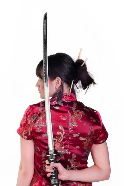 美亚洲女孩持武士刀在白色背景上背后的手 — 图库照片