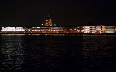 st. petersburg şehrinde neva Nehri'nin Rıhtımlar üzerinde bina aydınlatılmış