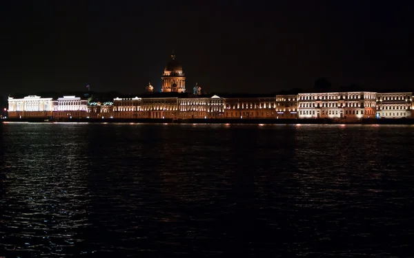 照亮海旁 在圣彼得堡市涅瓦河上的建筑物 — 图库照片