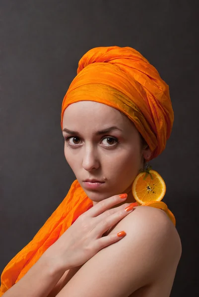 Mädchen mit orangefarbenem Kopftuch — Stockfoto