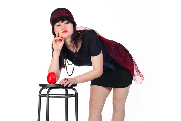 黒のドレスと赤いリンゴの白い背景で隔離の美しさの少女 — ストック写真