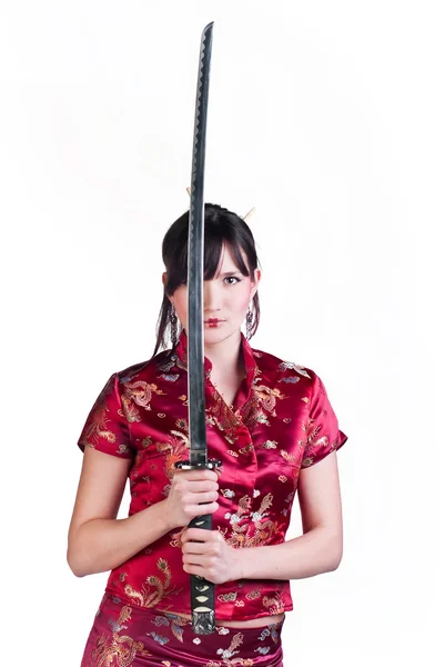 美丽的亚洲女孩攻击武士刀在白色背景上孤立 — 图库照片