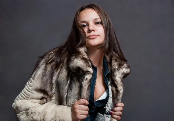 Chica sexy en abrigo de piel — Foto de Stock