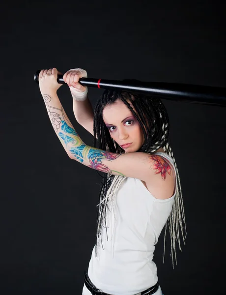 Piękna Dziewczyna Bat Tatuazy Jej Rękę Białym Tle Czarnym Tle — Zdjęcie stockowe