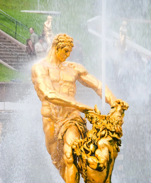 Estatua de Sansón San Petersburgo. Rusia —  Fotos de Stock