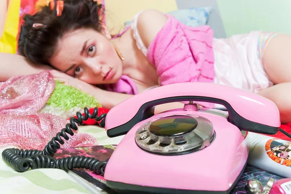 Meisje met roze telefoon — Stockfoto