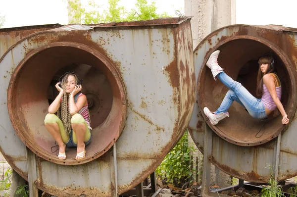 Twee meisje in de cirkels — Stockfoto