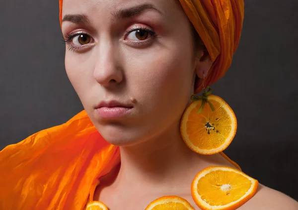 Fille avec foulard orange — Photo