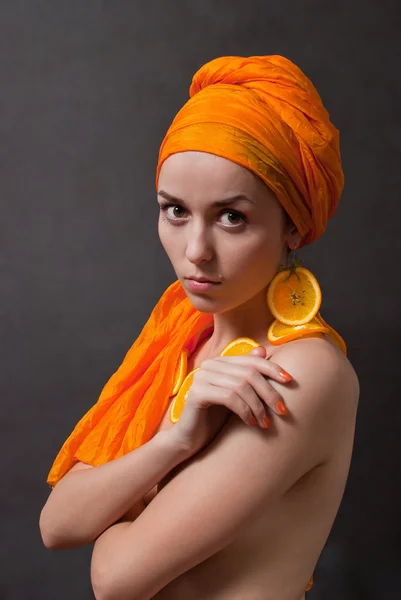 Meisje met oranje hoofddoek — Stockfoto