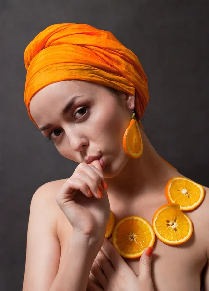 Dziewczyna z chusty pomarańczowy — Zdjęcie stockowe