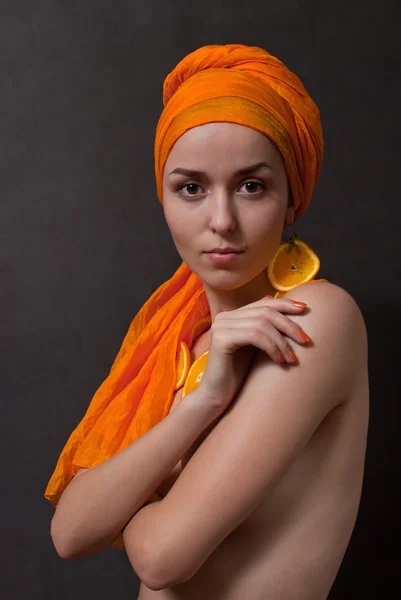 Mädchen mit orangefarbenem Kopftuch — Stockfoto