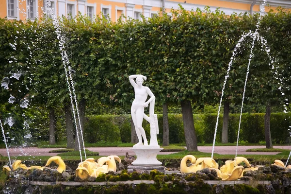 Fontaine dans le parc supérieur de Peterhof — Photo
