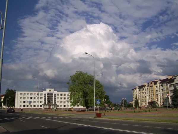 De blauwe hemel en storm wolken — Stockfoto