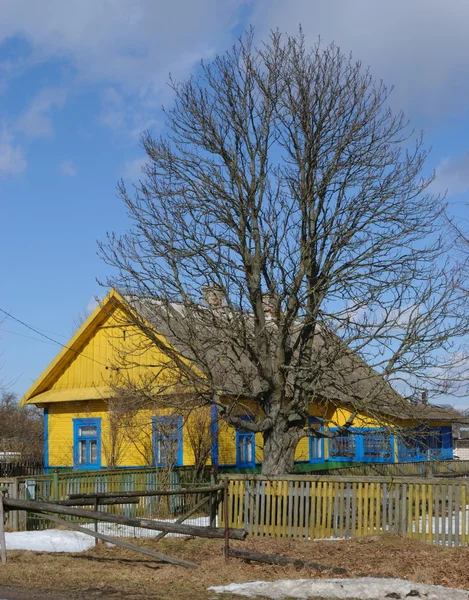 Casa de madera en uno de los pueblos de Belarús — Foto de Stock