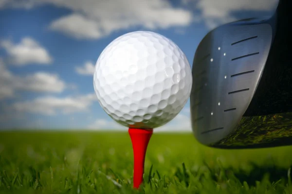 Clube de golfe e bola na grama — Fotografia de Stock