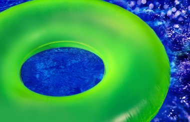 Yeşil iç tüp üzerinde mavi havuzu wate
