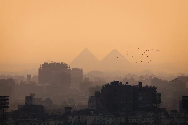 Cairo skyline cidade e pirâmides — Fotografia de Stock