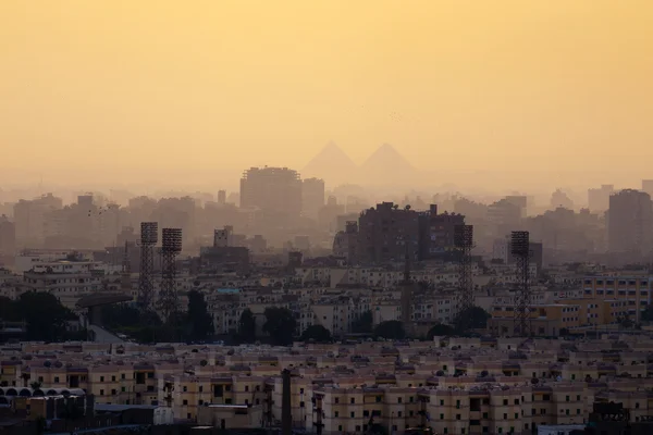 De skyline van de stad van Cairo en piramiden — Stockfoto