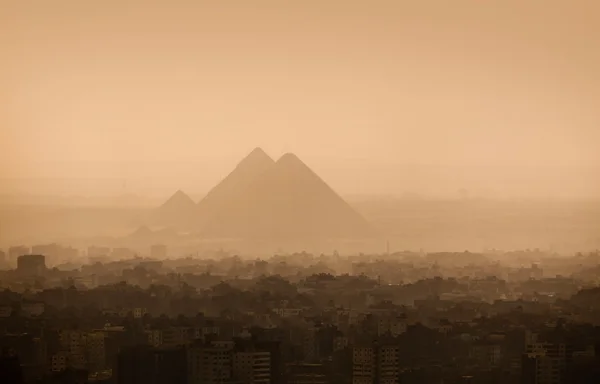 Kahire şehir manzarası ve Piramitler — Stok fotoğraf
