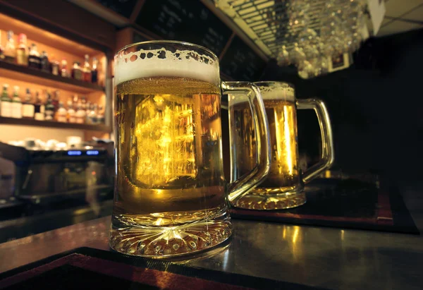 Дві склянки пива — стокове фото