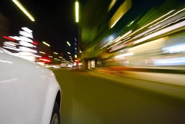 Hareket halindeki araba bulanık — Stok fotoğraf